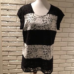 Chico’s Lace Detailed BW Top Like New SZ 2